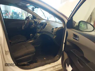 2012 Chevrolet Sonic LT z VIN 1G1JC5SH3C4105827, wystawiony jako IAAI lot #41580695 z przebiegiem 193 398 mil mil oraz . Historia ofert i sprzedaży dostępna na DreamBid. Obrazek 5.