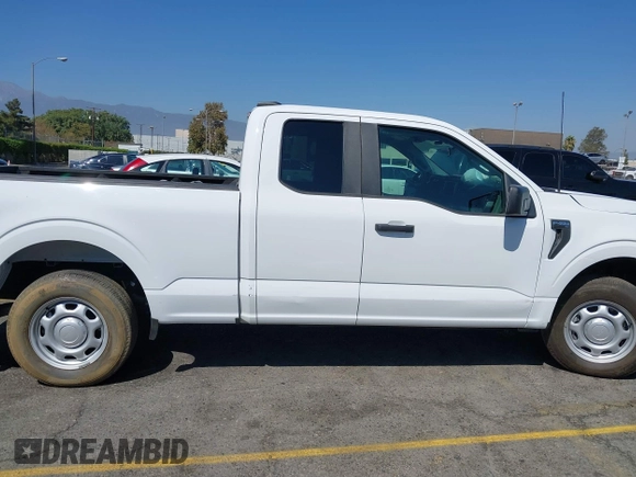 2022 Ford F-150 XL z VIN 1FTEX1CP3NKF26053, wystawiony jako IAAI lot #40372191 z przebiegiem Nie podano mil oraz . Historia ofert i sprzedaży dostępna na DreamBid. Obrazek 12.