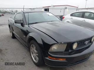 2006 Ford Mustang GT Deluxe z VIN 1ZVFT82H565101630, wystawiony jako IAAI lot #41883915 z przebiegiem 172 404 mil mil oraz . Historia ofert i sprzedaży dostępna na DreamBid. Obrazek 1.
