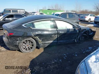2020 Tesla Model 3 Standard Range Plus z VIN 5YJ3E1EA0LF739011, wystawiony jako IAAI lot #41379792 z przebiegiem Nie podano mil oraz . Historia ofert i sprzedaży dostępna na DreamBid. Obrazek 12.