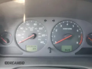 2004 Volvo V40 z VIN YV1VW27564F038086, wystawiony jako Copart lot #69464094 z przebiegiem 223 544 mil mil oraz Tytuł czysty. Historia ofert i sprzedaży dostępna na DreamBid. Obrazek 9.