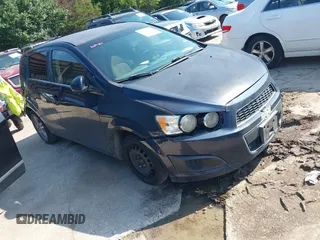 2016 Chevrolet Sonic LT z VIN 1G1JC6SH1G4121018, wystawiony jako IAAI lot #42501319 z przebiegiem 146 008 mil mil oraz . Historia ofert i sprzedaży dostępna na DreamBid. Obrazek 1.