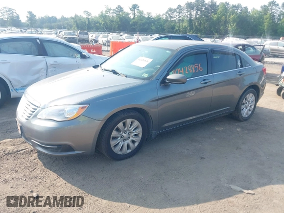 2013 Chrysler 200 LX z VIN 1C3CCBAG5DN724419, wystawiony jako IAAI lot #42428856 z przebiegiem 185 190 mil mil oraz . Historia ofert i sprzedaży dostępna na DreamBid. Obrazek 2.