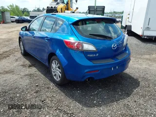 2012 Mazda 3 i Touring z VIN JM1BL1L85C1661934, wystawiony jako IAAI lot #42746228 z przebiegiem 165 386 mil mil oraz . Historia ofert i sprzedaży dostępna na DreamBid. Obrazek 3.