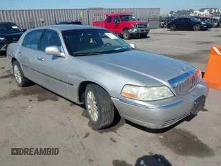2004 Lincoln Town Car Signature z VIN 1LNHM81W94Y657052, wystawiony jako IAAI lot #41678440 z przebiegiem Nie podano mil oraz . Historia ofert i sprzedaży dostępna na DreamBid. Obrazek 1.
