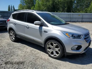 2019 Ford Escape Titanium z VIN 1FMCU0J92KUB62184, wystawiony jako Copart lot #63027765 z przebiegiem 136 005 mil mil oraz Czysty tytuł • Clean title. Historia ofert i sprzedaży dostępna na DreamBid. Obrazek 4.