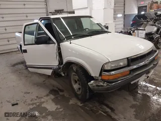 2000 Chevrolet S-10 LS with VIN 1GCCS144XYK137103, listed as a IAAI auction lot 41391321 with 128,146 mi miles. Bid and sale history available at carsss.com. Image 1.