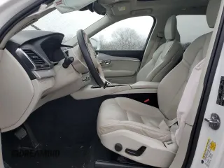 2023 Volvo XC90 Core z VIN YV4L12PVXP1941917, wystawiony jako Copart lot #88894755 z przebiegiem 23 519 mil mil oraz Szkoda całkowita • Salvage title. Historia ofert i sprzedaży dostępna na DreamBid. Obrazek 7.