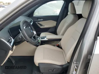 2024 BMW X1 xDrive28i z VIN WBX73EF05R5Z49203, wystawiony jako Copart lot #52685125 z przebiegiem Nie podano mil oraz Nie do naprawy • Non repairable. Historia ofert i sprzedaży dostępna na DreamBid. Obrazek 7.