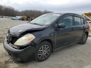 2007 Nissan Versa S z VIN 3N1BC13E57L454791, wystawiony jako Copart lot #46850235 z przebiegiem 181 327 mil mil oraz Szkoda całkowita • Salvage title. Historia ofert i sprzedaży dostępna na DreamBid. Obrazek 1.