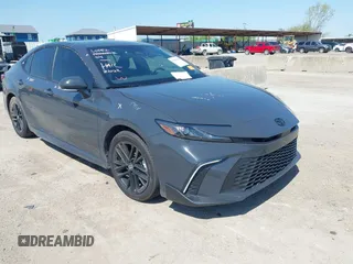 2025 Toyota Camry LE z VIN 4T1DAACK7SU520799, wystawiony jako IAAI lot #41958640 z przebiegiem 12 969 mil mil oraz . Historia ofert i sprzedaży dostępna na DreamBid. Obrazek 1.