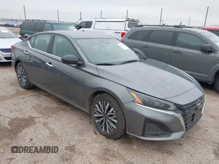 2025 Nissan Altima SV z VIN 1N4BL4DV8SN382058, wystawiony jako IAAI lot #42188230 z przebiegiem 4 577 mil mil oraz . Historia ofert i sprzedaży dostępna na DreamBid. Obrazek 1.