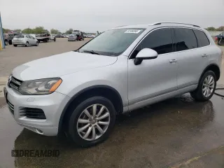 2012 Volkswagen Touareg Sport с VIN WVGFF9BP6CD001833, выставлен на аукционе Copart как лот 54188355 с пробегом 126 272 миль миль и Чистый • Clean title. История ставок и продаж доступна на DreamBid. Изображение 1.