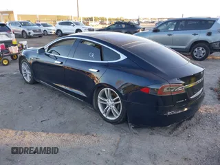 2013 Tesla Model S с VIN 5YJSA1DN9DFP06165, выставлен на аукционе IAAI как лот 40920844 с пробегом 181 342 миль миль и . История ставок и продаж доступна на DreamBid. Изображение 3.