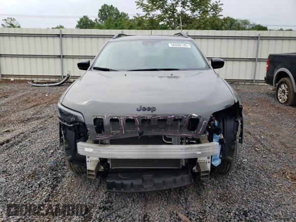 2023 Jeep Cherokee Altitude Lux z VIN 1C4PJMMB4PD100846, wystawiony jako Copart lot #56038145 z przebiegiem 9 567 mil mil oraz Szkoda całkowita • Salvage title. Historia ofert i sprzedaży dostępna na DreamBid. Obrazek 5.