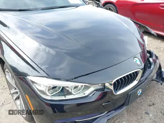 2016 BMW 3 Series 328i xDrive z VIN WBA8E3C52GK502758, wystawiony jako IAAI lot #41651463 z przebiegiem 95 537 mil mil oraz . Historia ofert i sprzedaży dostępna na DreamBid. Obrazek 18.