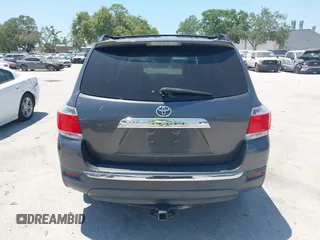 2013 Toyota Highlander z VIN 5TDZK3EH5DS124401, wystawiony jako IAAI lot #42133758 z przebiegiem 131 405 mil mil oraz . Historia ofert i sprzedaży dostępna na DreamBid. Obrazek 16.