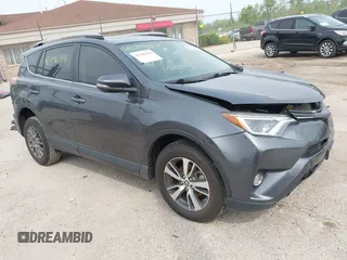 2018 Toyota RAV4 XLE z VIN JTMWFREV2JD112875, wystawiony jako IAAI lot #42396084 z przebiegiem 108 040 mil mil oraz . Historia ofert i sprzedaży dostępna na DreamBid. Obrazek 1.