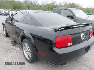 2006 Ford Mustang GT Deluxe z VIN 1ZVFT82H565101630, wystawiony jako IAAI lot #41883915 z przebiegiem 172 404 mil mil oraz . Historia ofert i sprzedaży dostępna na DreamBid. Obrazek 3.