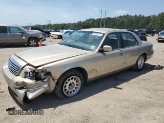 1999 Ford Crown Victoria LX z VIN 2FAFP74W1XX122364, wystawiony jako Copart lot #56929455 z przebiegiem 118 134 mil mil oraz Szkody całkowita. Historia ofert i sprzedaży dostępna na DreamBid. Obrazek 1.