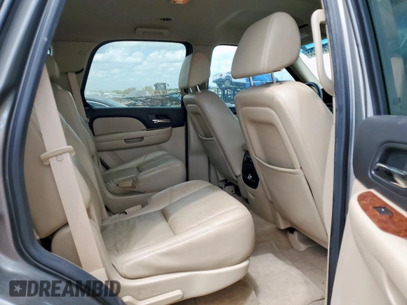 2008 Chevrolet Tahoe 3LT z VIN 1GNFC13008R275028, wystawiony jako Copart lot #62083755 z przebiegiem 196 299 mil mil oraz Czysty tytuł • Clean title. Historia ofert i sprzedaży dostępna na DreamBid. Obrazek 10.