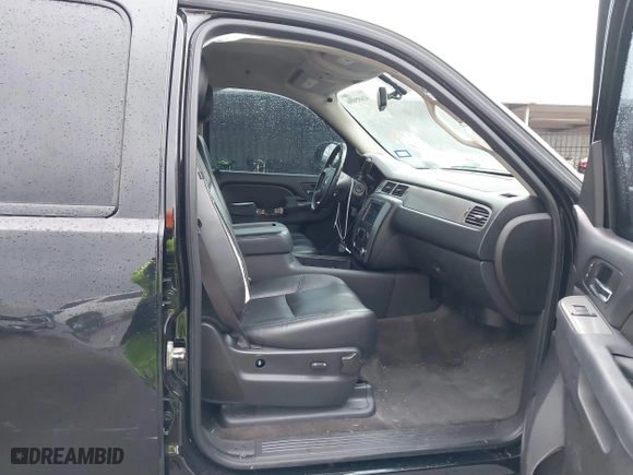 2013 Chevrolet Suburban LT with VIN 1GNSKJE71DR308480, listed as a IAAI auction lot 41695090 with 129,000 mi miles. Bid and sale history available at carsss.com. Image 5.