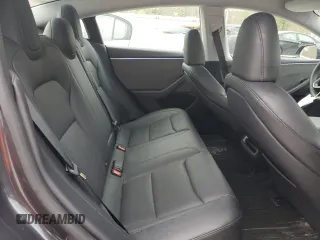 2024 Tesla Model 3 z VIN 5YJ3E1EA2RF772519, wystawiony jako Copart lot #54485255 z przebiegiem 11 110 mil mil oraz Szkody całkowita. Historia ofert i sprzedaży dostępna na DreamBid. Obrazek 10.
