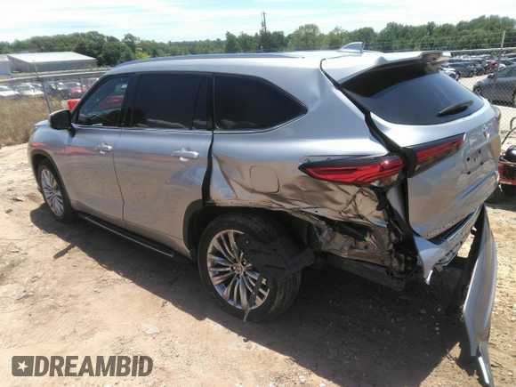 2023 Toyota Highlander L z VIN 5TDKDRAH7PS047667, wystawiony jako IAAI lot #42346321 z przebiegiem 24 917 mil mil oraz . Historia ofert i sprzedaży dostępna na DreamBid. Obrazek 3.