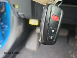 2019 Toyota Prius L Eco z VIN JTDKARFU4K3070235, wystawiony jako IAAI lot #42398536 z przebiegiem 168 397 mil mil oraz . Historia ofert i sprzedaży dostępna na DreamBid. Obrazek 1.