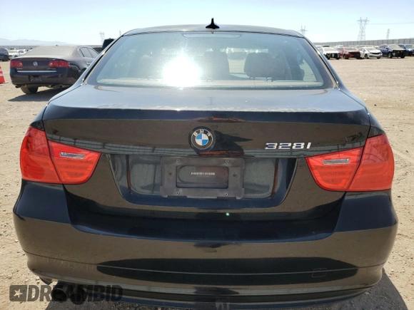 2011 BMW 3 Series 328i z VIN WBAPH5C53BA444981, wystawiony jako Copart lot #61779665 z przebiegiem 137 307 mil mil oraz Czysty tytuł • Clean title. Historia ofert i sprzedaży dostępna na DreamBid. Obrazek 6.