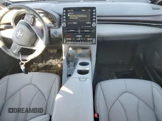 2020 Toyota Avalon Hybrid XLE z VIN 4T1A21FB0LU019847, wystawiony jako Copart lot #38831203 z przebiegiem 13 656 mil mil oraz . Historia ofert i sprzedaży dostępna na DreamBid. Obrazek 8.