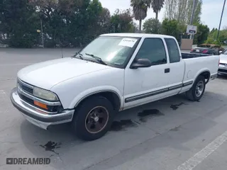 1998 Chevrolet S-10 LS with VIN 1GCCS19X0W8119240, listed as a IAAI auction lot 42054670 with 183,137 mi miles. Bid and sale history available at carsss.com. Image 2.
