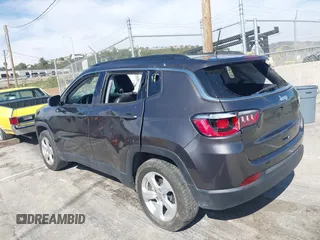 2020 Jeep Compass Altitude z VIN 3C4NJCBB8LT199034, wystawiony jako IAAI lot #42008510 z przebiegiem Nie podano mil oraz . Historia ofert i sprzedaży dostępna na DreamBid. Obrazek 3.