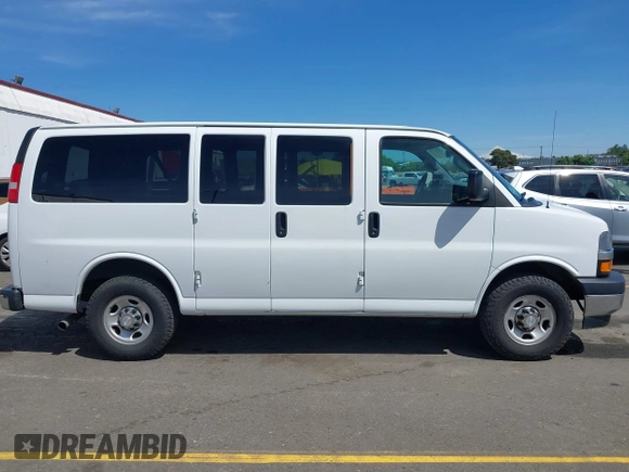 2020 Chevrolet Express Passenger z VIN 1GAWGFFGXL1155840, wystawiony jako IAAI lot #42207765 z przebiegiem 72 439 mil mil oraz . Historia ofert i sprzedaży dostępna na DreamBid. Obrazek 13.