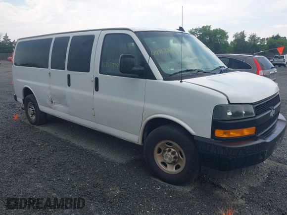 2020 Chevrolet Express Passenger LS z VIN 1GAZGNFP7L1212812, wystawiony jako IAAI lot #42263328 z przebiegiem 350 936 mil mil oraz . Historia ofert i sprzedaży dostępna na DreamBid. Obrazek 1.