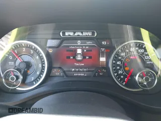 2021 Ram 1500 Big Horn z VIN 1C6RREFT1MN769814, wystawiony jako IAAI lot #42052424 z przebiegiem 71 958 mil mil oraz . Historia ofert i sprzedaży dostępna na DreamBid. Obrazek 7.