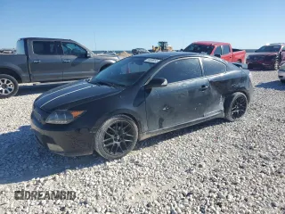 2010 Scion tC z VIN JTKDE3B7XA0319706, wystawiony jako Copart lot #54008055 z przebiegiem 185 504 mil mil oraz Szkoda całkowita • Salvage title. Historia ofert i sprzedaży dostępna na DreamBid. Obrazek 1.