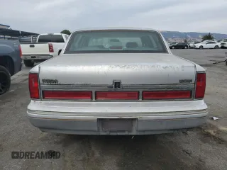 1996 Lincoln Town Car Signature z VIN 1LNLM82W7TY700245, wystawiony jako Copart lot #68186004 z przebiegiem 134 509 mil mil oraz Czysty tytuł • Clean title. Historia ofert i sprzedaży dostępna na DreamBid. Obrazek 6.