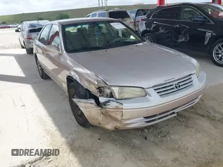 1997 Toyota Camry LE z VIN 4T1BF22K2VU912173, wystawiony jako IAAI lot #41719327 z przebiegiem 145 079 mil mil oraz . Historia ofert i sprzedaży dostępna na DreamBid. Obrazek 1.