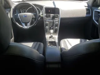2015 Volvo XC60 T5 z VIN YV4612RK7F2716797, wystawiony jako Copart lot #58010425 z przebiegiem 49 647 mil mil oraz Szkoda całkowita • Salvage title. Historia ofert i sprzedaży dostępna na DreamBid. Obrazek 8.
