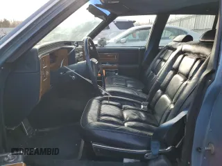 1981 Cadillac Fleetwood z VIN 1G6AB6996B9227908, wystawiony jako Copart lot #41441855 z przebiegiem 47 334 mil mil oraz Szkoda całkowita • Salvage title. Historia ofert i sprzedaży dostępna na DreamBid. Obrazek 7.