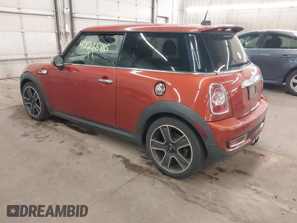 2013 MINI Hardtop S z VIN WMWSV3C56DT476032, wystawiony jako IAAI lot #42265885 z przebiegiem 120 188 mil mil oraz . Historia ofert i sprzedaży dostępna na DreamBid. Obrazek 3.