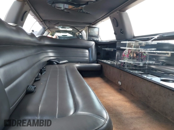 2000 Lincoln Town Car Executive with VIN 1L1FM81W7YY853277, listed as a IAAI auction lot 42533017 with 182,410 mi miles and . Bid and sale history available at DreamBid. Image 12.