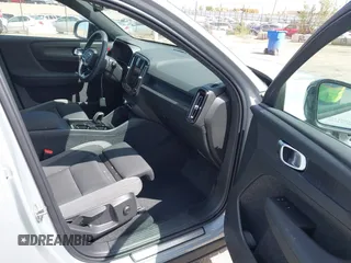 2025 Volvo XC40 Core z VIN YV4ER3HJ8S2503399, wystawiony jako IAAI lot #42220871 z przebiegiem 3339 mil mil oraz . Historia ofert i sprzedaży dostępna na DreamBid. Obrazek 5.