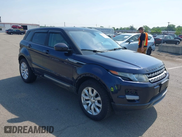 2015 Land Rover Range Rover Evoque Pure z VIN SALVN2BG5FH972645, wystawiony jako IAAI lot #42482661 z przebiegiem 156 726 mil mil oraz . Historia ofert i sprzedaży dostępna na DreamBid. Obrazek 1.