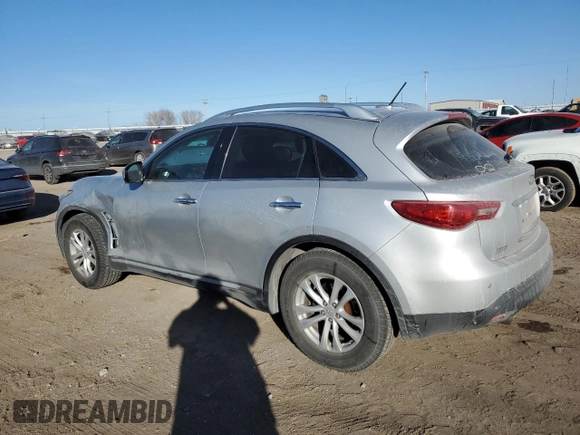 2015 Infiniti QX70 z VIN JN8CS1MW6FM483141, wystawiony jako Copart lot #44126235 z przebiegiem 174 034 mil mil oraz Czysty tytuł • Clean title. Historia ofert i sprzedaży dostępna na DreamBid. Obrazek 2.