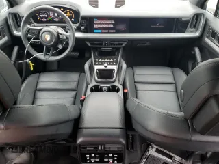 2024 Porsche Cayenne z VIN WP1AA2AY3RDA11208, wystawiony jako Copart lot #54371815 z przebiegiem 7 282 mil mil oraz Szkoda całkowita • Salvage title. Historia ofert i sprzedaży dostępna na DreamBid. Obrazek 8.