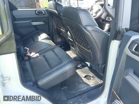 2023 Ford Bronco z VIN 1FMEE5DP7PLB81565, wystawiony jako IAAI lot #41891295 z przebiegiem 27 890 mil mil oraz . Historia ofert i sprzedaży dostępna na DreamBid. Obrazek 8.