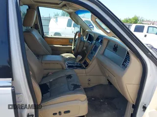 2009 Lincoln Navigator z VIN 5LMFU27509EJ00460, wystawiony jako IAAI lot #42251045 z przebiegiem 141 330 mil mil oraz . Historia ofert i sprzedaży dostępna na DreamBid. Obrazek 5.