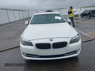 2012 BMW 5 Series 535i xDrive z VIN WBAFU7C57CDU64640, wystawiony jako IAAI lot #42109534 z przebiegiem 132 310 mil mil oraz . Historia ofert i sprzedaży dostępna na DreamBid. Obrazek 12.